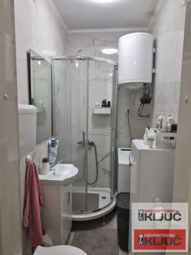 Manje kupatilo sa tuš kabinom, umivaonikom i bojlerom. - image 7