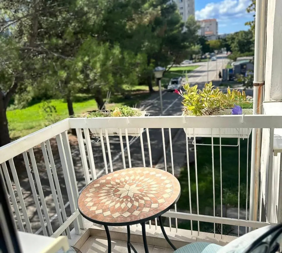 Izdavanje, dvosoban stan, 67m², Centar, Bar