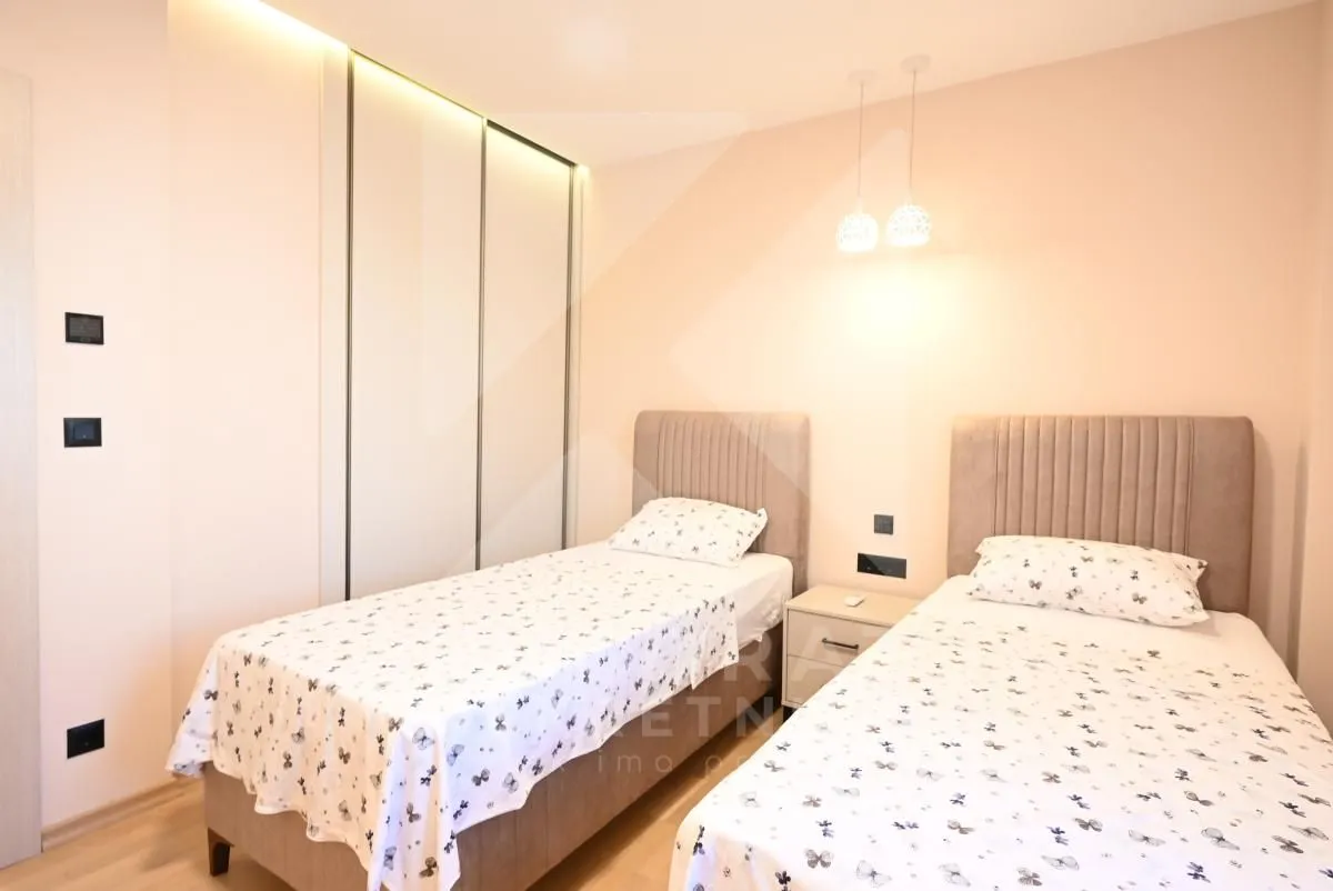 Bedroom with two single beds and a built-in wardrobe.