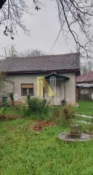 Stara prizemna kuća sa dvorištem. - image 2