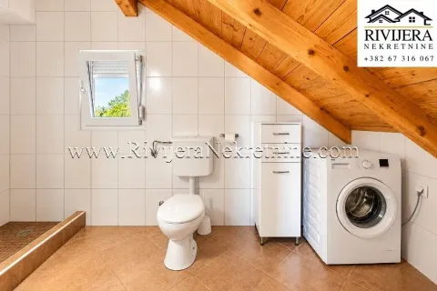 Kupatilo u potkrovlju sa tuš kabinom, WC šoljom, mašinom za veš i drvenim krovnim gredama. - image 6