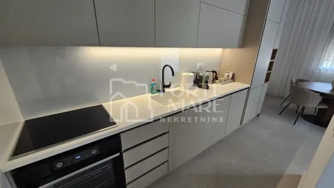 Moderna kuhinja sa ugrađenom rernom, ravnom pločom i gornjim i donjim elementima. - image 6