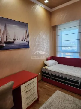 Manja spavaća soba sa krevetom, pisaćim stolom i prozorom. - image 10