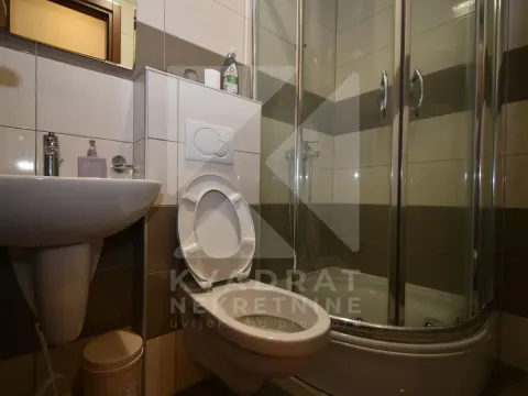 Kupatilo opremljeno umivaonikom, WC šoljom i tuš kabinom. - image 13