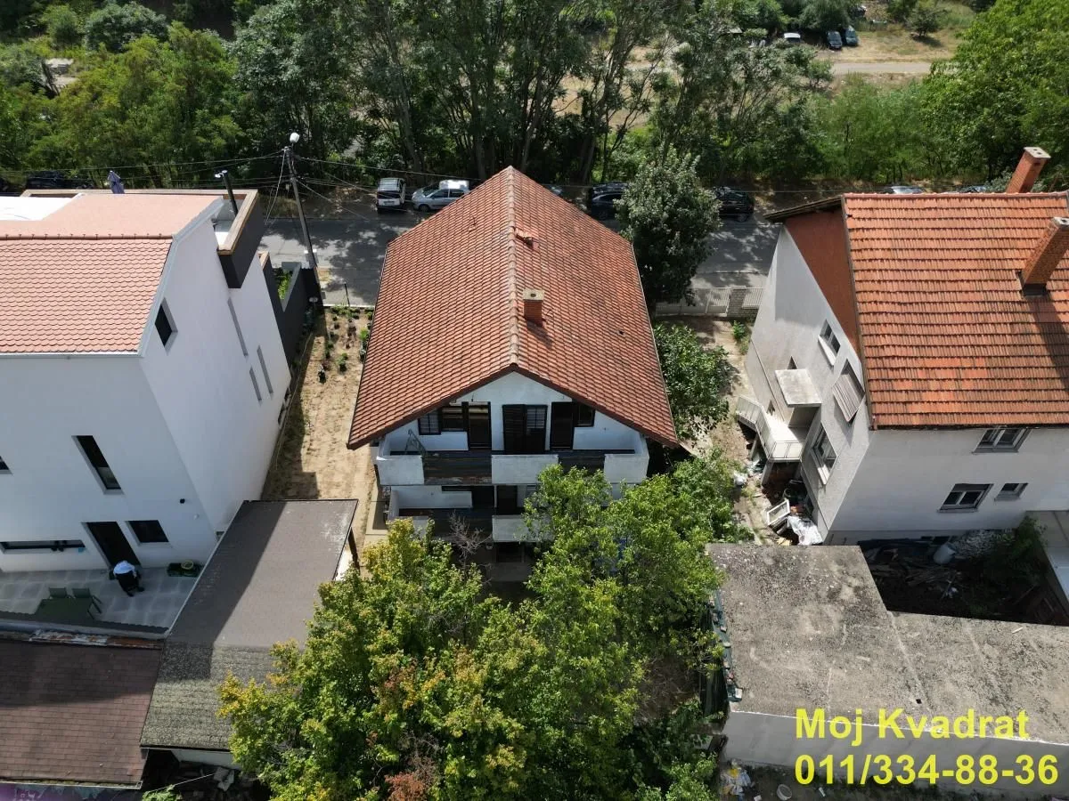Pogled iz vazduha na kuću i okolno dvorište sa zelenilom.