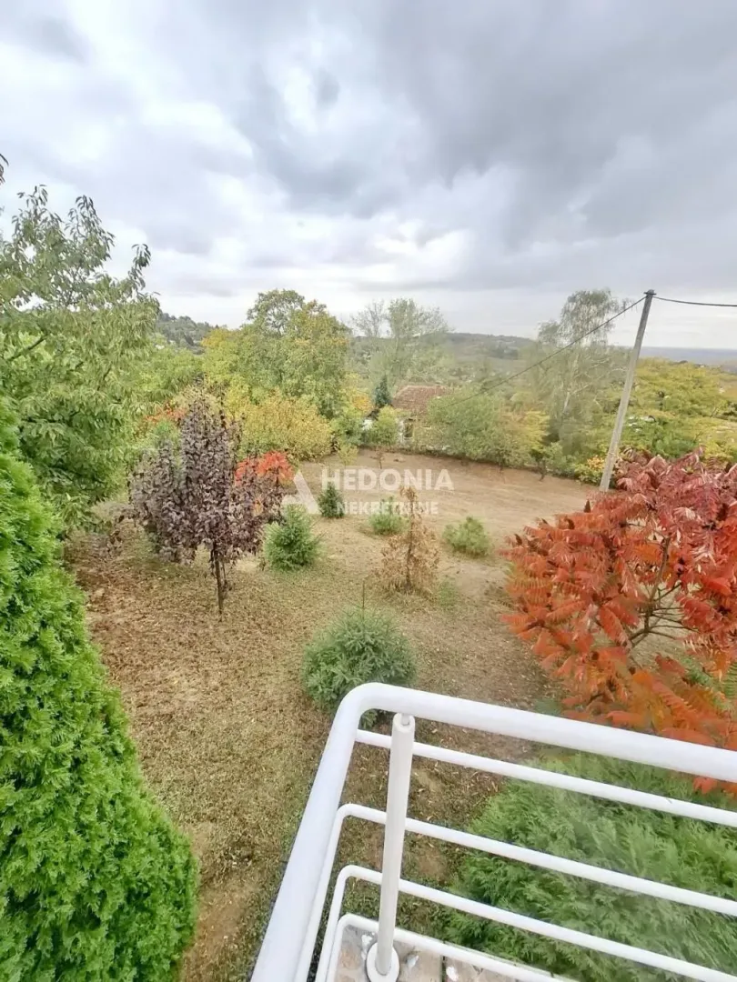 Pogled sa terase na dvorište i okolnu prirodu.