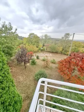 Pogled sa terase na dvorište i okolnu prirodu. - image 4