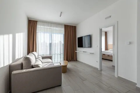 Dnevna soba sa garniturom, televizorom i izlazom na terasu. - image 26