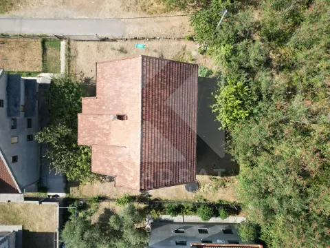 Pogled iz vazduha na kuću sa krovom od crijepa i dvorište. - image 4