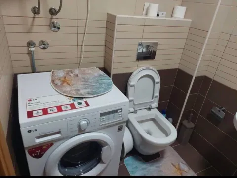 Manje kupatilo sa veš mašinom i WC šoljom. - image 8