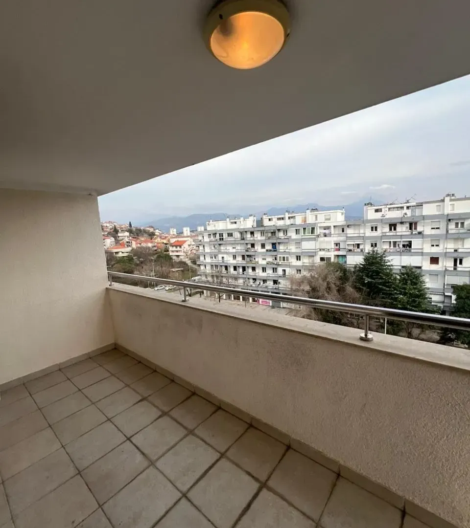 Izdavanje, četvorosoban stan, 200m², Preko Morače, Podgorica