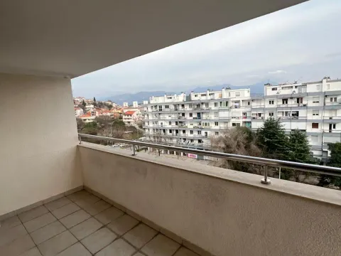 Izdavanje, četvorosoban stan, 200m², Preko Morače, Podgorica - image 9