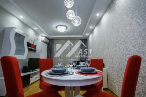 Dnevna soba sa trpezarijom i modernim nameštajem. - image 4