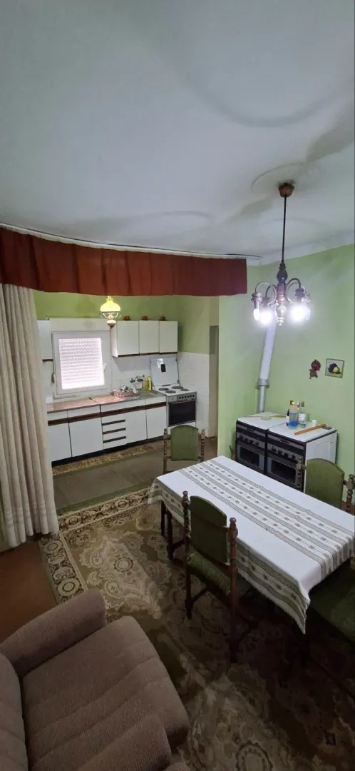 Trpezarija sa kuhinjom u tradicionalnom stilu.