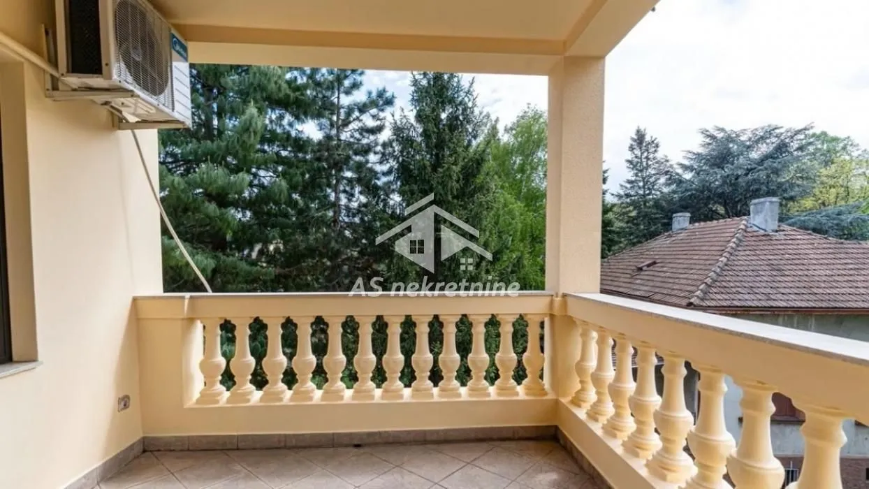 Izdavanje, stan, 210m², Savski Venac, Beograd