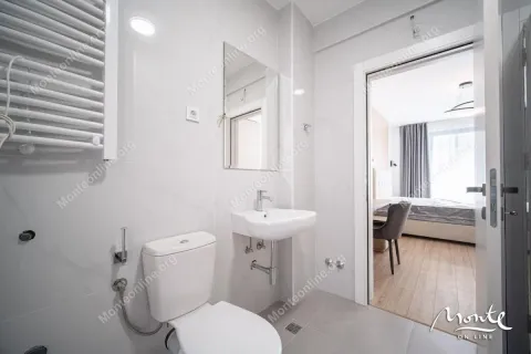 Moderne kupatilo sa umivaonikom, WC šoljom i radijatorom, sa pogledom na spavaću sobu. - image 32