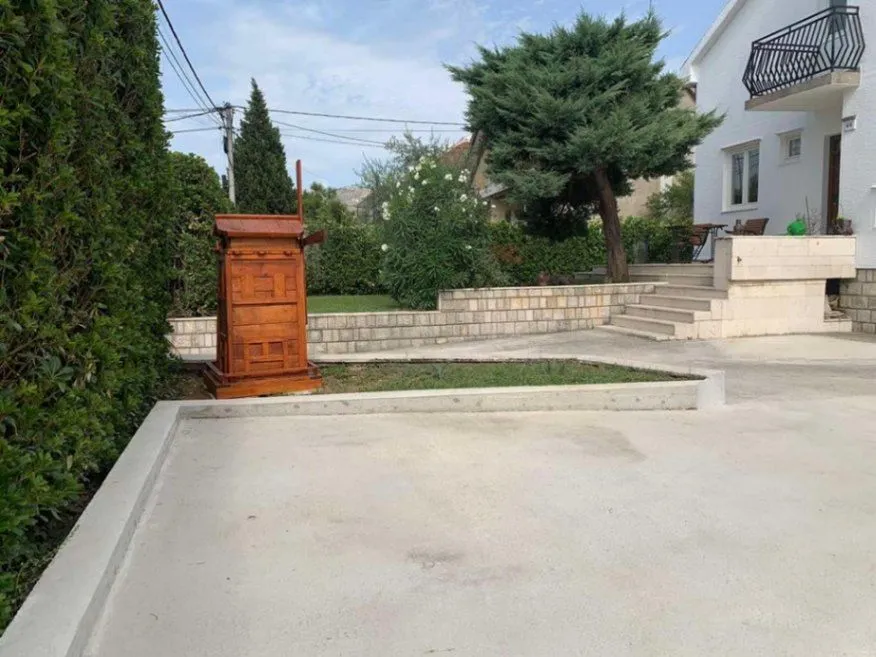 Izdavanje, kuća, 250m², Zagorič, Podgorica