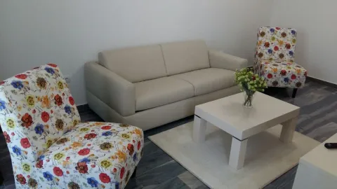 Dnevna soba sa svijetlom garniturom, foteljama sa cvjetnim dezenom i stočićem. - image 12