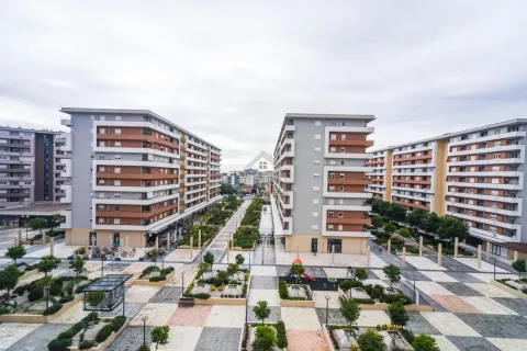 Pogled sa terase na stambene zgrade i uređeno dvorište sa šetalištem. - image 9