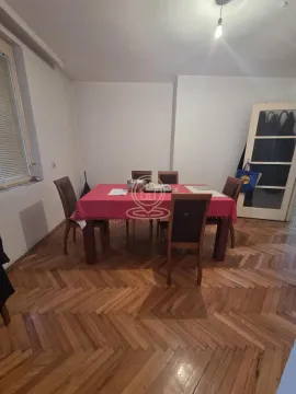 Trpezarija sa drvenim stolom, stolicama i parketom na podu. - image 5