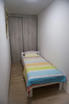 Manja spavaća soba sa krevetom i ugradnim plakarom. - image 3