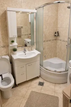 Potpuno opremljeno kupatilo sa tuš kabinom, umivaonikom i wc šoljom. - image 9