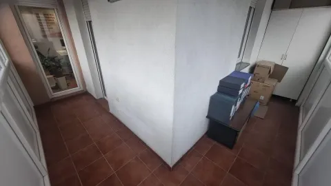 Zastakljeni balkon sa keramičkim pločicama na podu i kutijama za odlaganje. - image 12