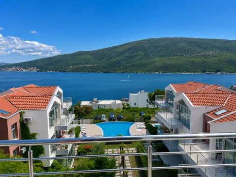 Prodaja, trosoban stan, 72m², Đenovići, Herceg Novi - image 1