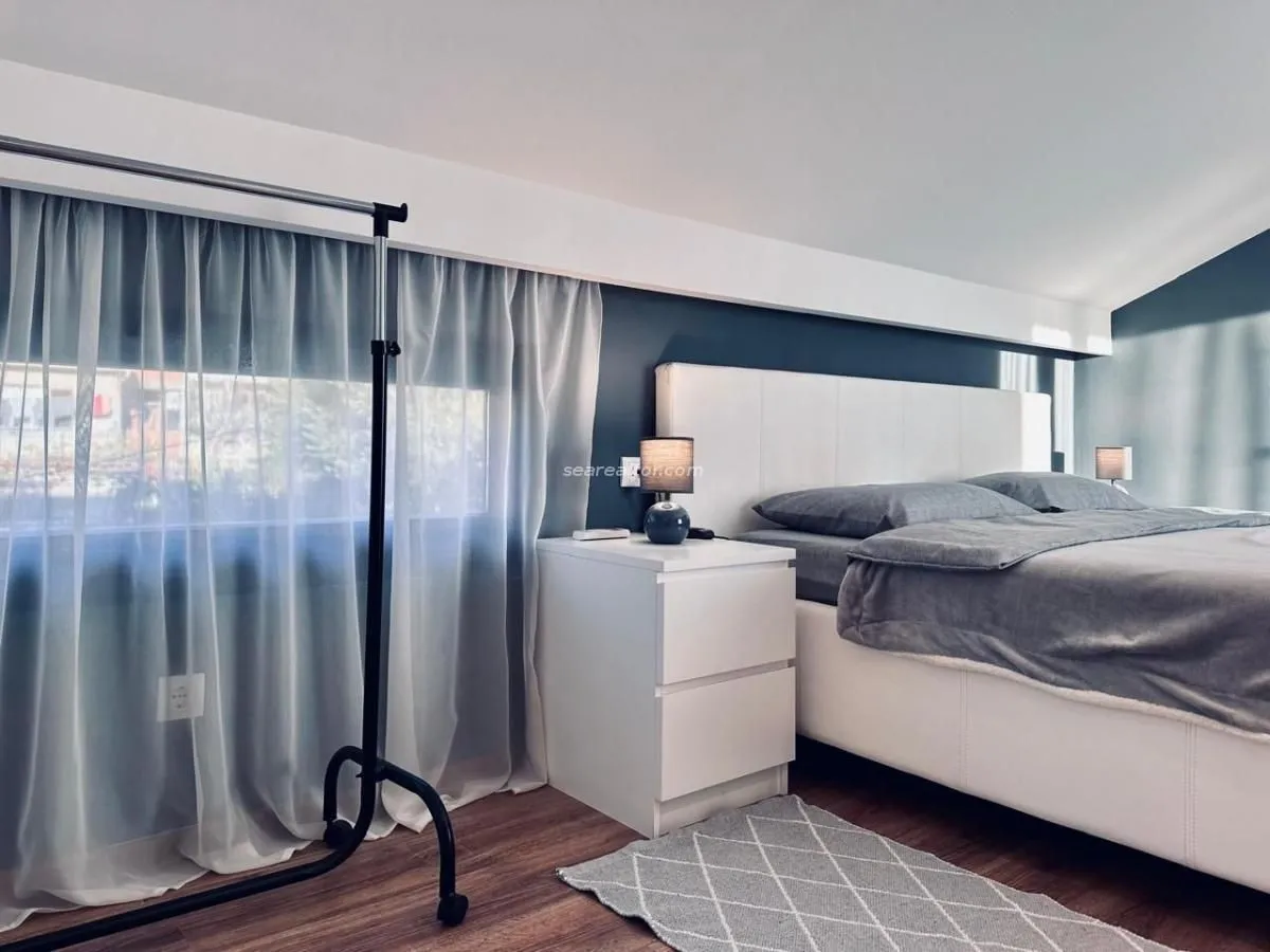 Izdavanje, trosoban stan, 130m², Centar, Tivat