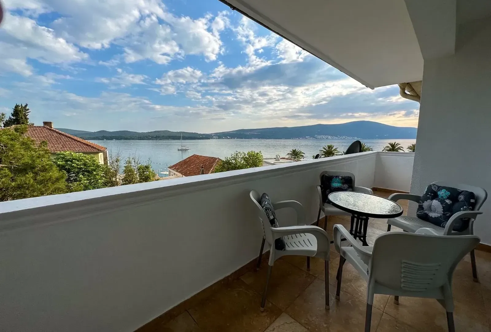 Izdavanje, stan, 50m², Tivat, Crna Gora