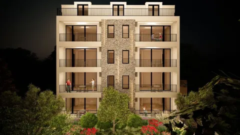 Noćni prikaz fasade moderne stambene zgrade sa terasama i uređenim dvorištem. - image 8