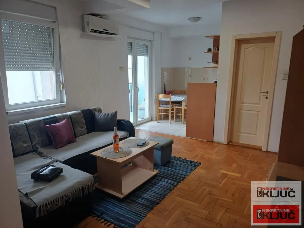 Izdavanje, dvosoban stan, 43m², Centar, Novi Sad