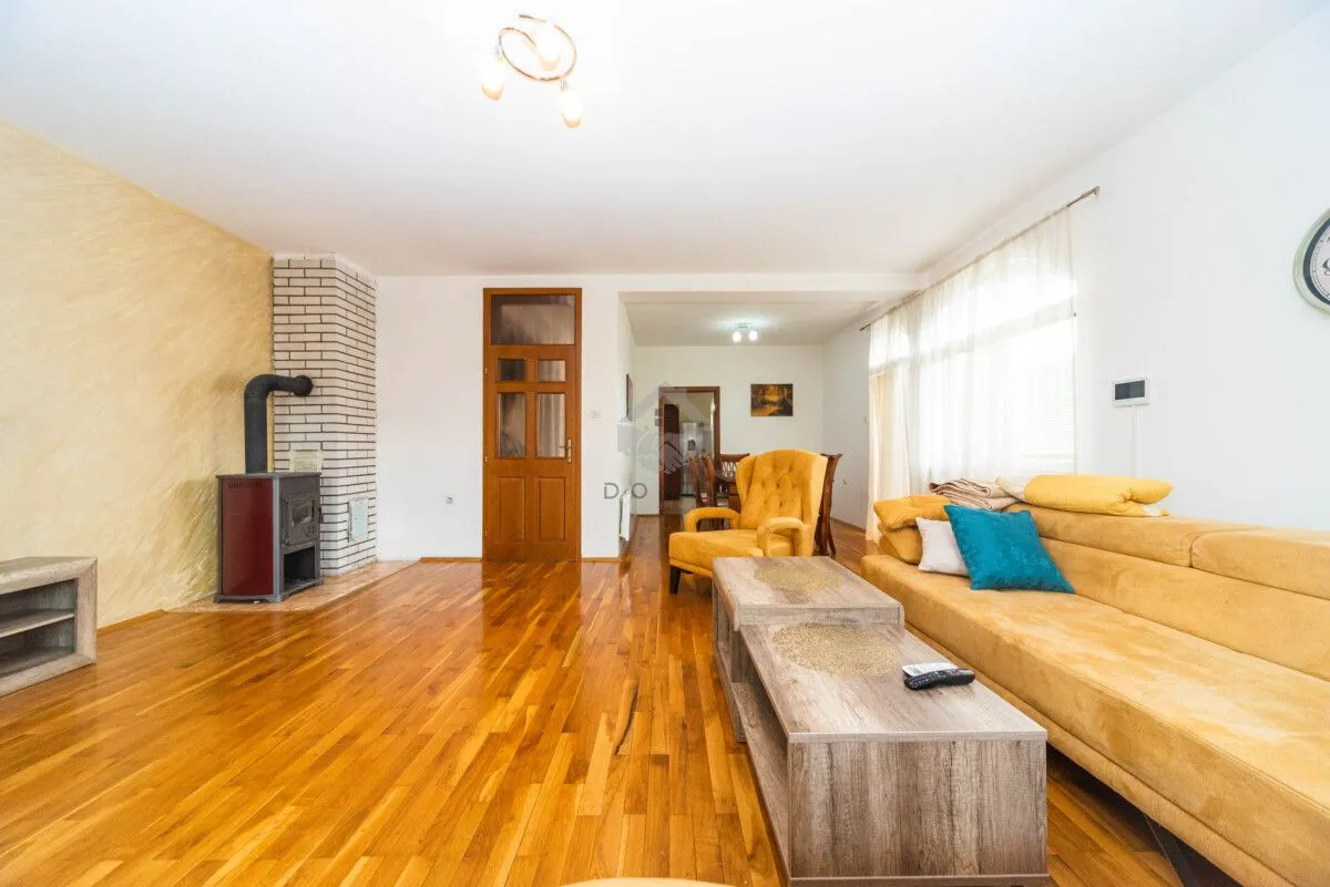 Rent, four bedroom apartment, 180m², Tološi, Podgorica
