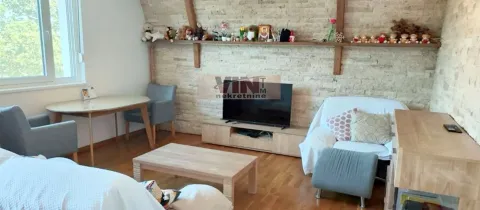 Dnevna soba sa garniturom, televizorom i trpezarijskim stolom. - image 11