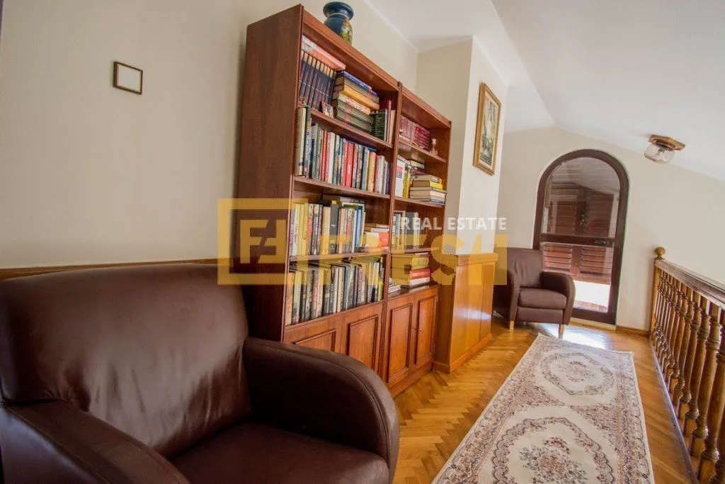 Prodaja, kuća, 250m², Tološi, Podgorica