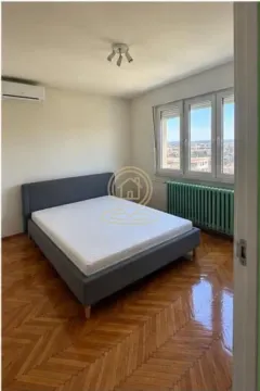 Bedroom with a double bed and a window overlooking the surroundings. - image 4