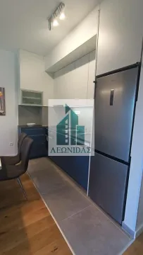Moderna kuhinja sa ugrađenim elementima i frižiderom. - image 8