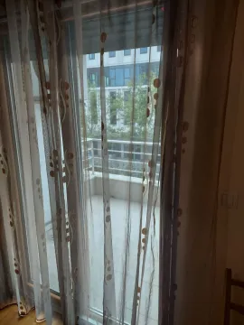 Pogled na terasu kroz balkonska vrata sa zavesama. - image 4