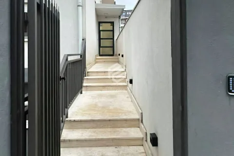 Ulaz u zgradu sa stepeništem i metalnom kapijom. - image 2