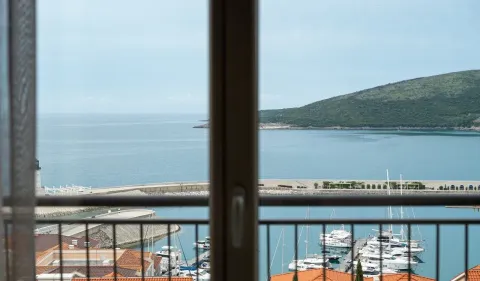 Pogled sa prozora na marinu, more i brda u daljini. - image 4
