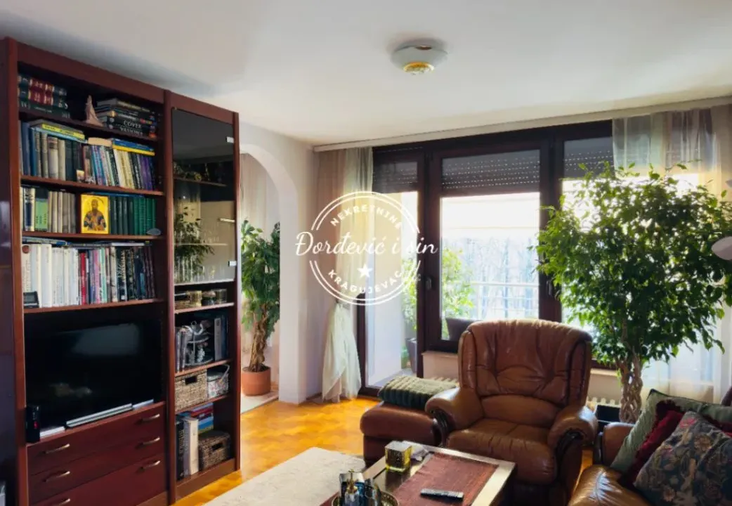 Prodaja, petosoban stan, 151m², Vašarište, Kragujevac