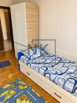 Manja spavaća soba sa krevetom i garderoberom. - image 4