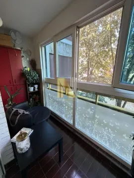Zastakljeni balkon sa garniturom za sedenje i ormarom. - image 13
