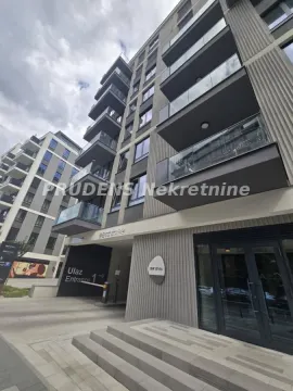 Pogled na spoljašnjost moderne stambene zgrade sa ulazom i balkonima. - image 20