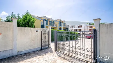Pogled na ulaznu kapiju i dvorište stambenog objekta. - image 36
