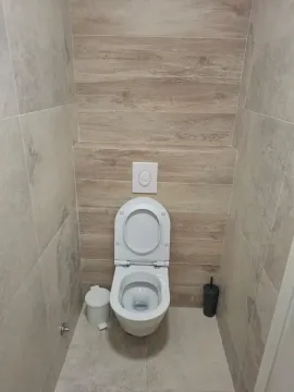 Moderno opremljeno kupatilo sa WC šoljom i keramičkim pločicama. - image 11