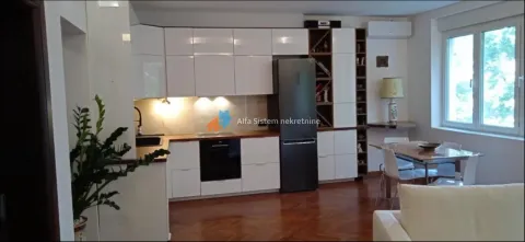 Moderna kuhinja sa belim elementima i trpezarijom u sklopu dnevnog boravka. - image 4