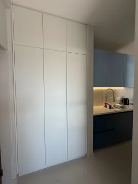 Moderna kuhinja sa plavim elementima i ugradnim ormarom u hodniku. - image 11