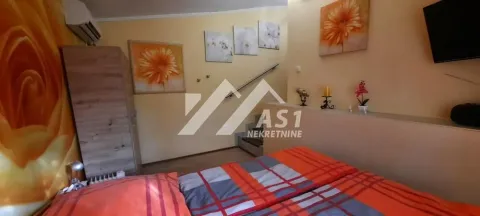 Nameštena spavaća soba sa bračnim krevetom, ormarom i stepeništem. - image 2