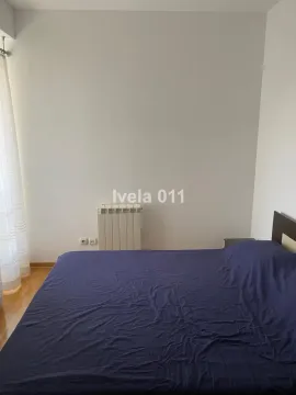 Spavaća soba sa bračnim krevetom i radijatorom. - image 11